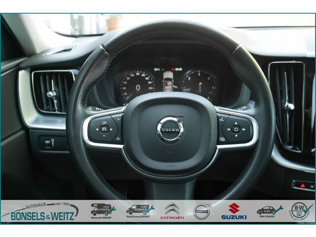 Volvo  D4 AWD MOMENTUM GEARTRONIC Panorama LED